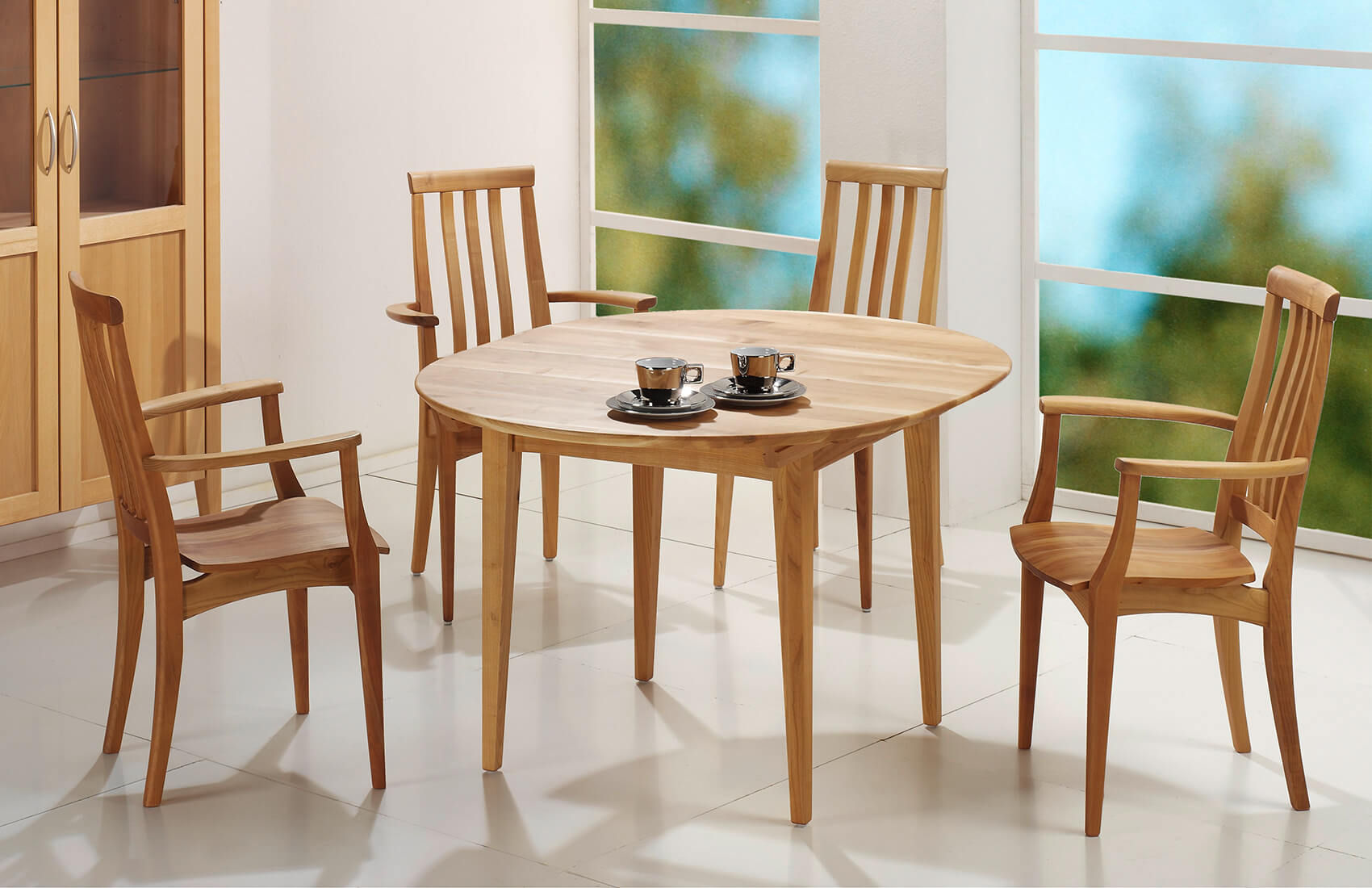 Kombination aus rundem Tisch Julia und Stühlen Julia 4