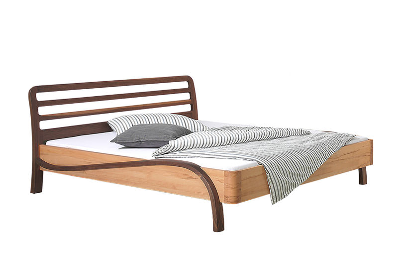 Bett Facette aus Massivholz